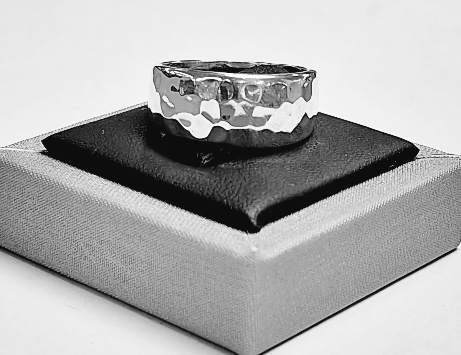 Anillo Martillado en Plata Ley 925, sello de autenticidad Plata Ley .925