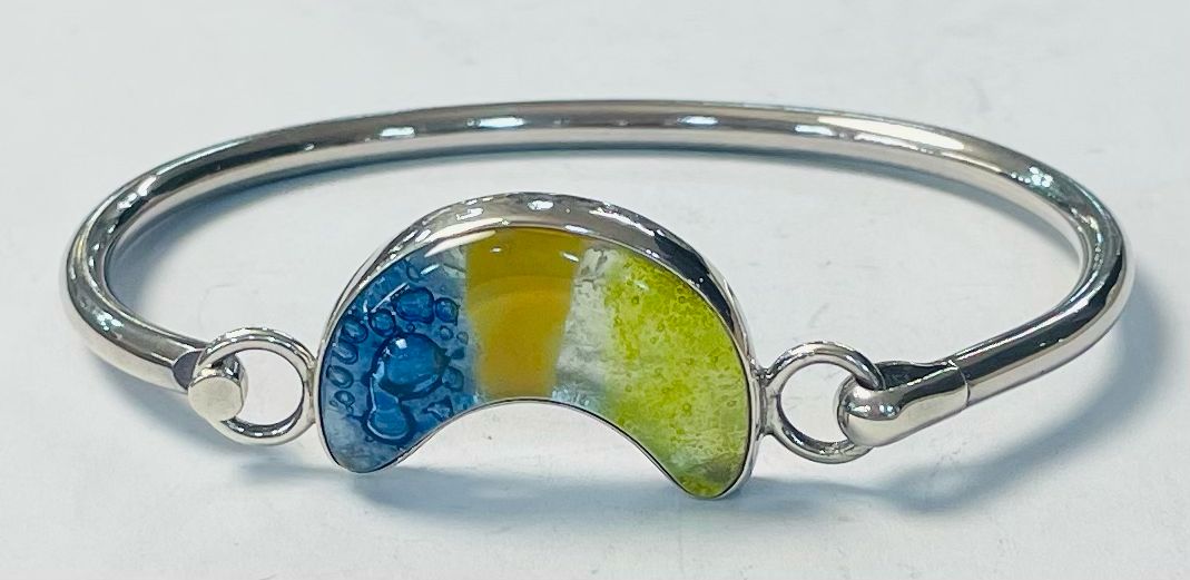 Sello de ley en el interior del brazalete con dicroico en plata ley 925