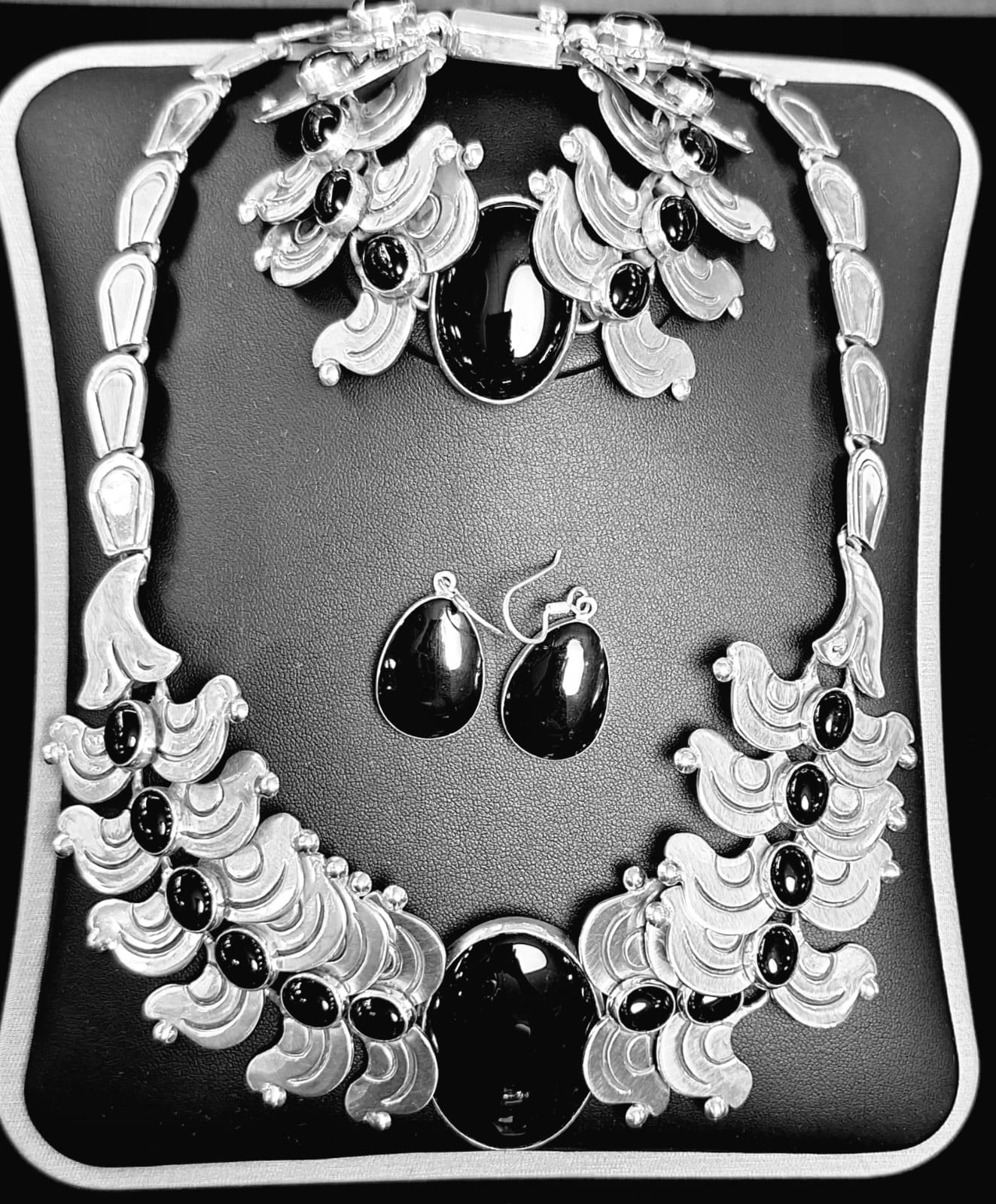Set de Collar con con Incrustaciones de Obsidiana en Plata Ley 950, sello de autenticidad Plata Ley .925