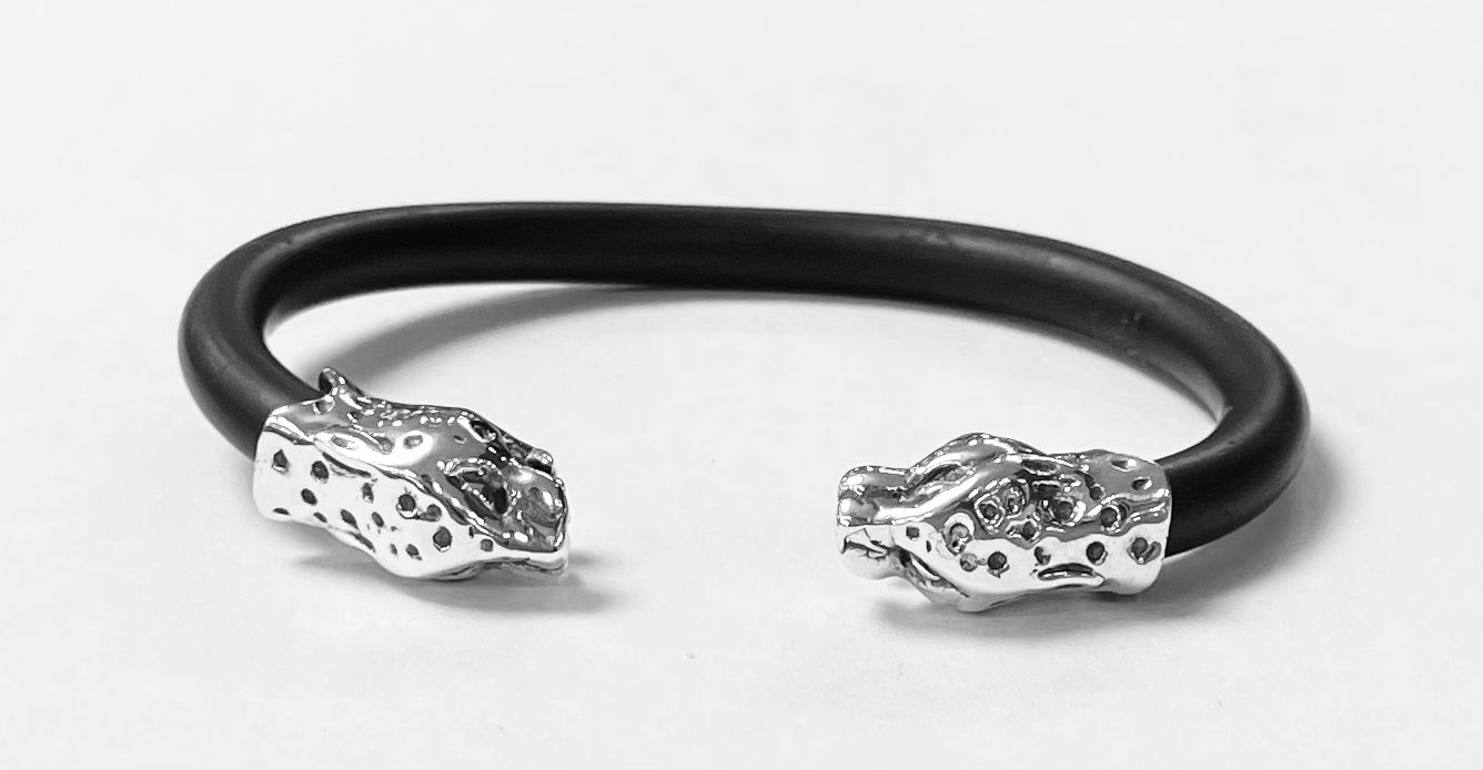 Sello de ley en el interior del brazalete en plata ley 925 con caucho