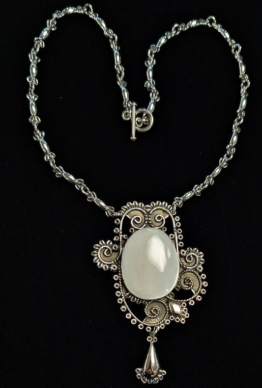 Sello de ley en el interior del collar vintage con cabujon de nacar en plata ley 950