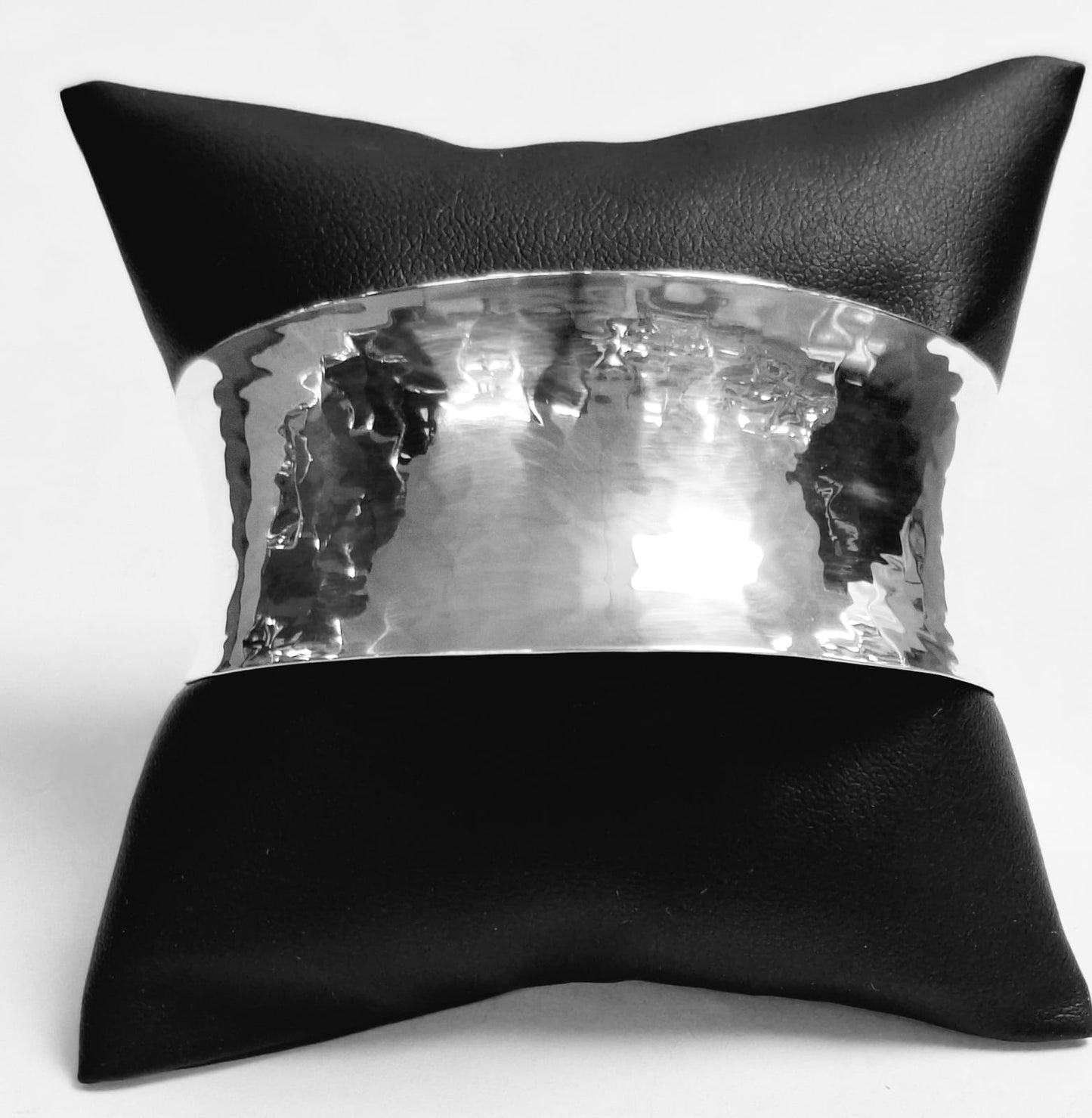 Brazalete Martillado en Plata Ley 950, sello de autenticidad Plata Ley .925