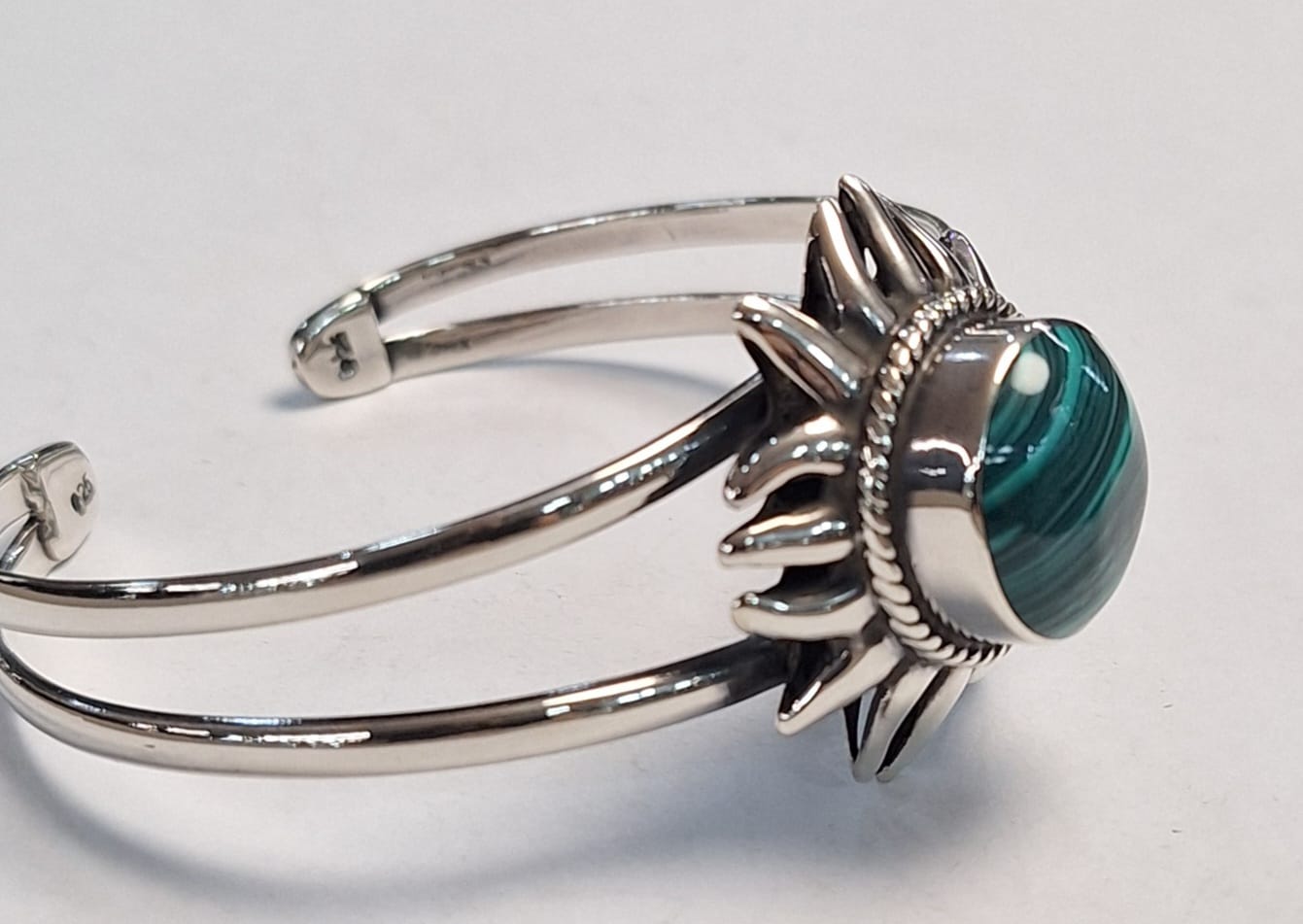 Brazalete con Malaquita en Plata Ley 925, vista frontal