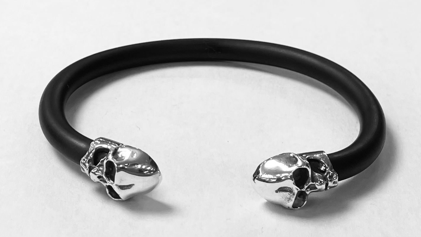 Sello de ley en el interior del brazalete en plata ley 925 con caucho