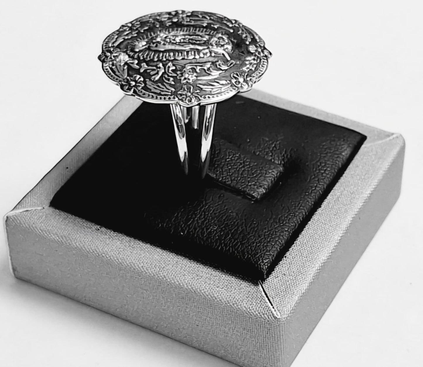 Anillo Virgen de Guadalupe en Plata Ley 925, vista frontal