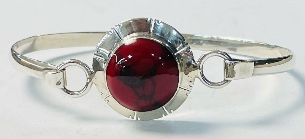Sello de ley en el interior del brazalete con coral en plata ley 925