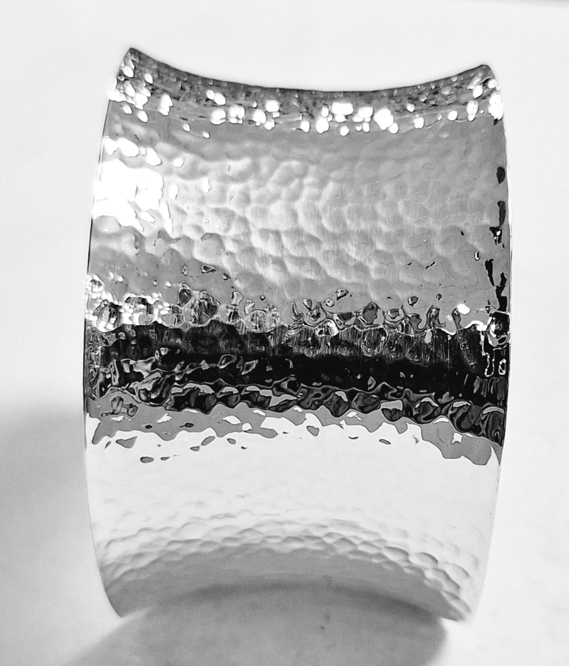 Brazalete Martillado en Plata Ley 925, vista frontal