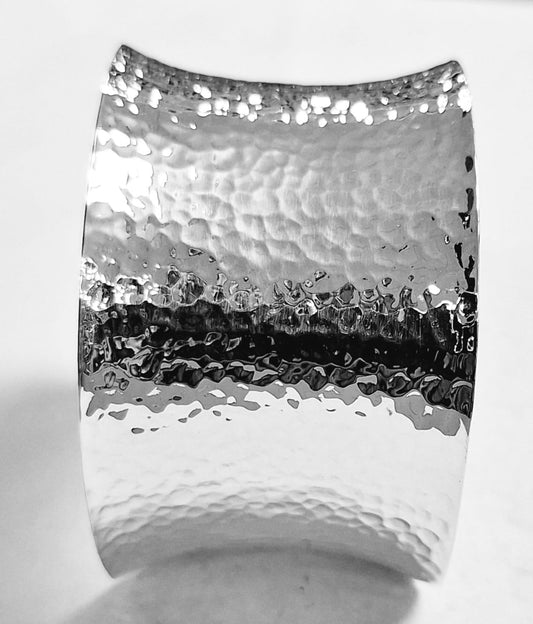 Brazalete Martillado en Plata Ley 925, vista frontal