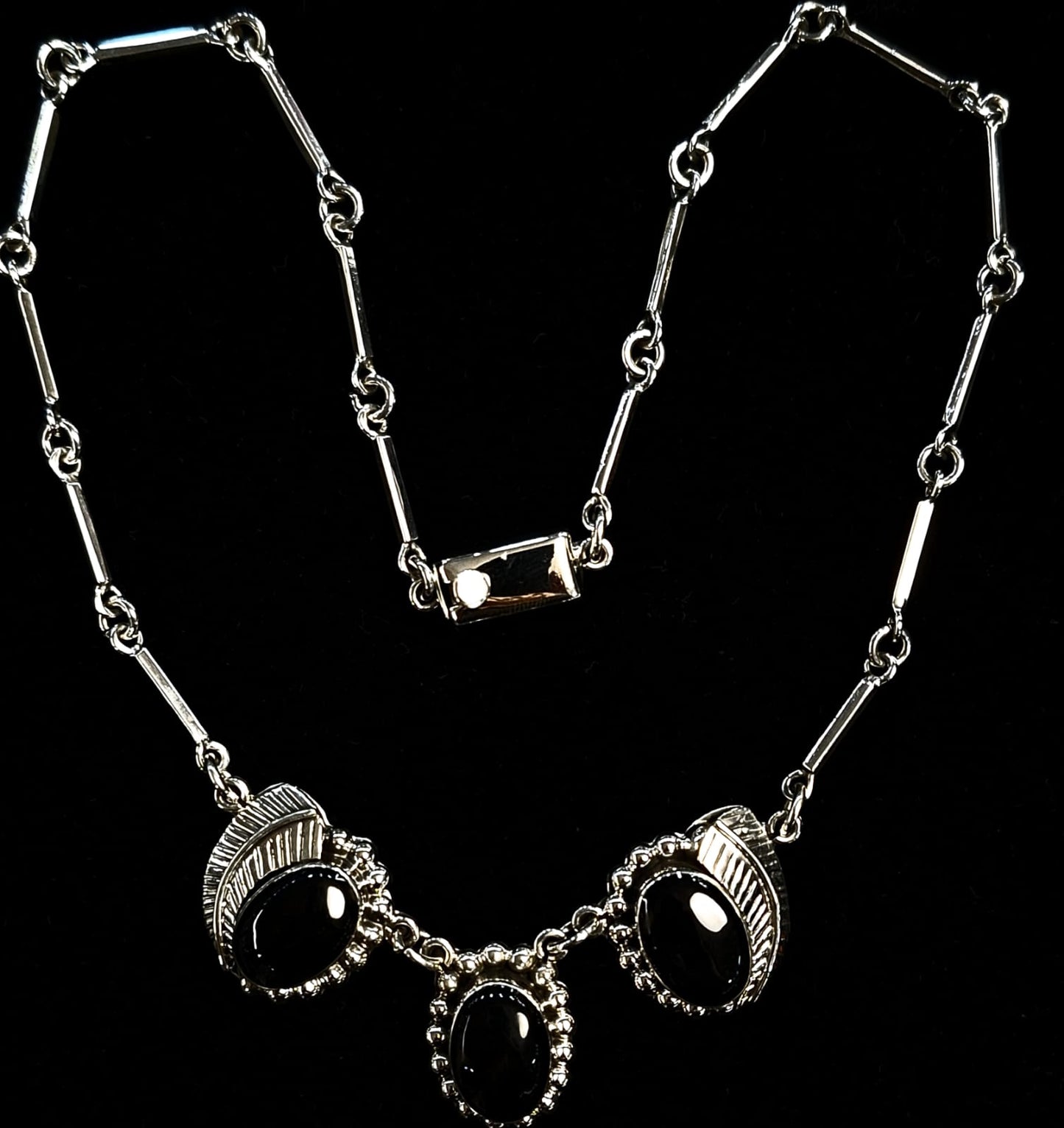 Sello de ley en el interior del collar vintage con incrustaciones de obsidiana en plata ley 925
