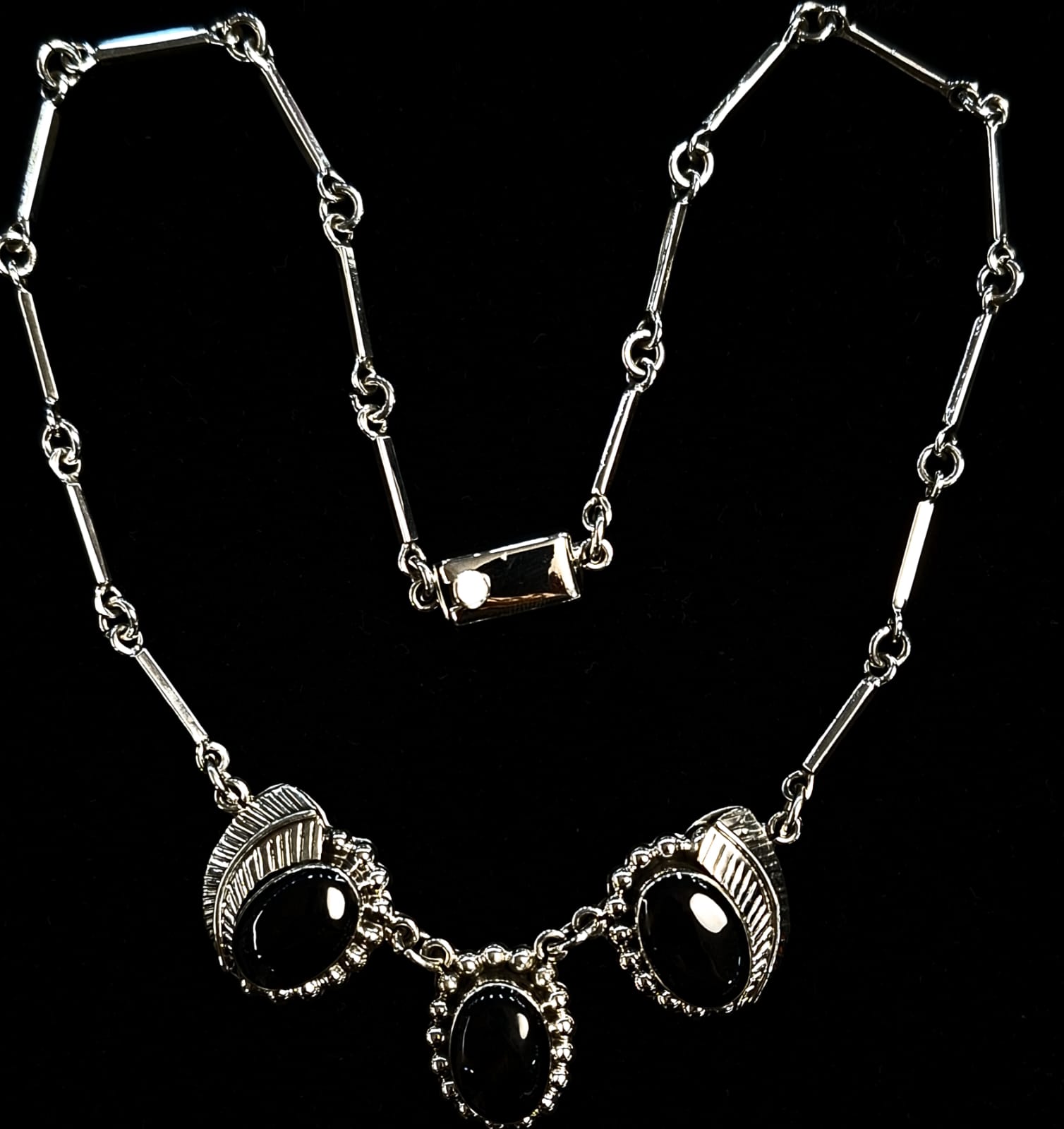 Sello de ley en el interior del collar vintage con incrustaciones de obsidiana en plata ley 925