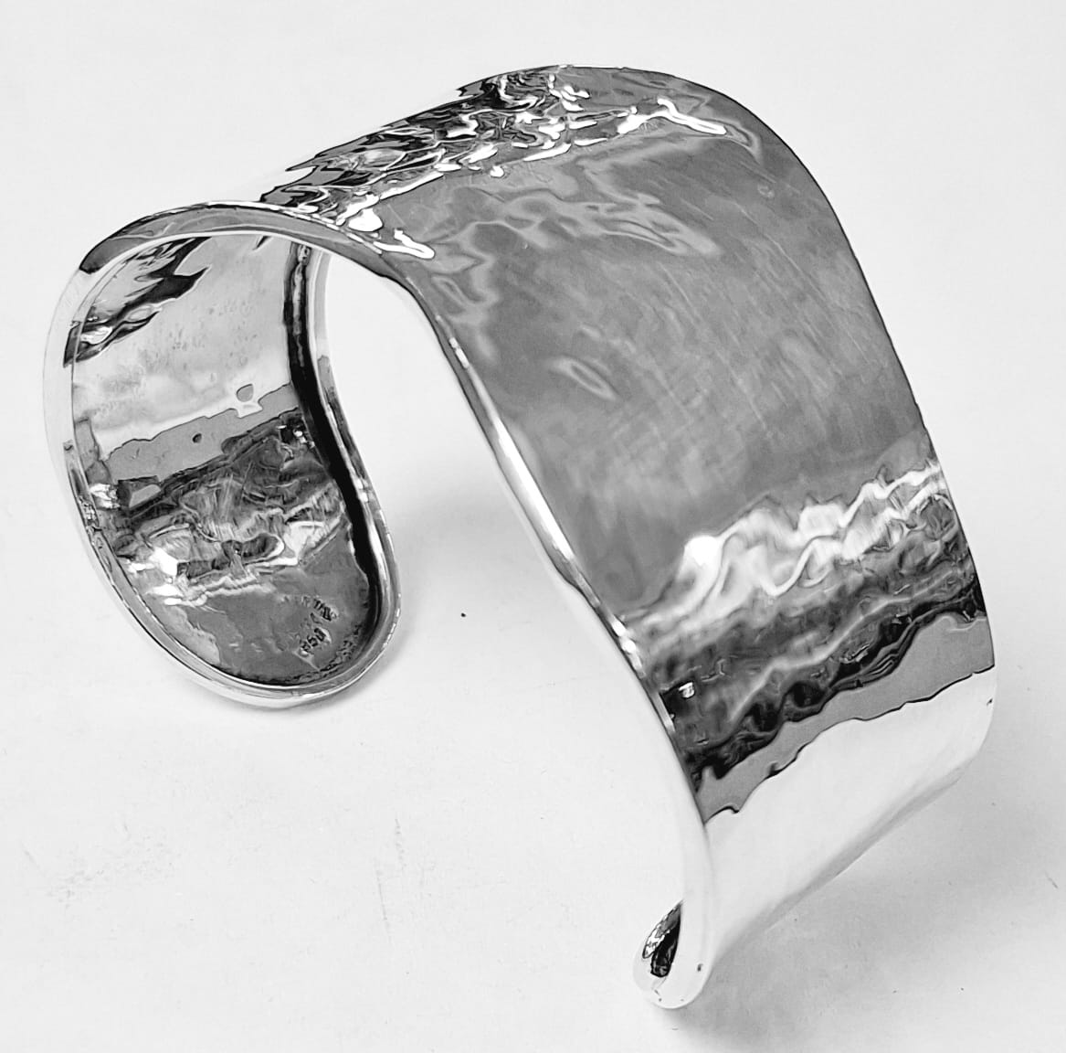 Brazalete Martillado en Plata Ley 950, vista frontal