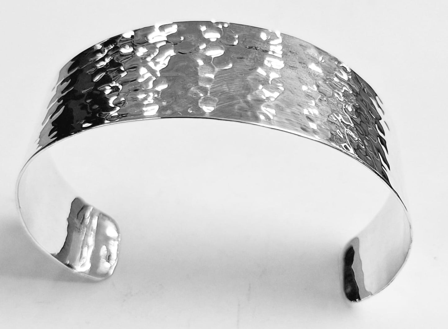 Sello de ley en el interior del brazalete martillado en plata ley 925