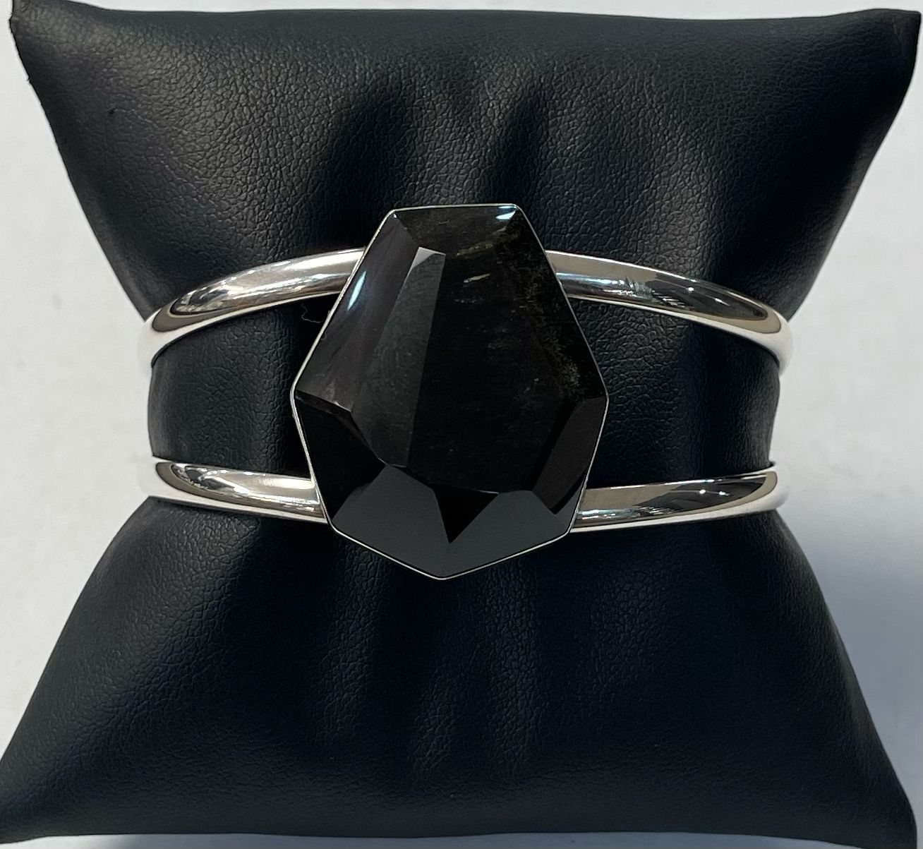 Brazalete con Obxidiana en Plata Ley 950, sello de autenticidad Plata Ley .925