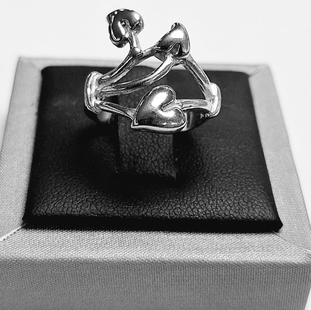 Sello de ley en el interior del anillo de tres hojas en plata ley 925