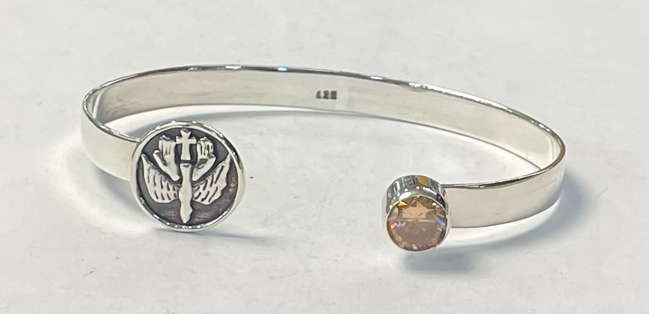 Sello de ley en el interior del brazalete en plata ley 925