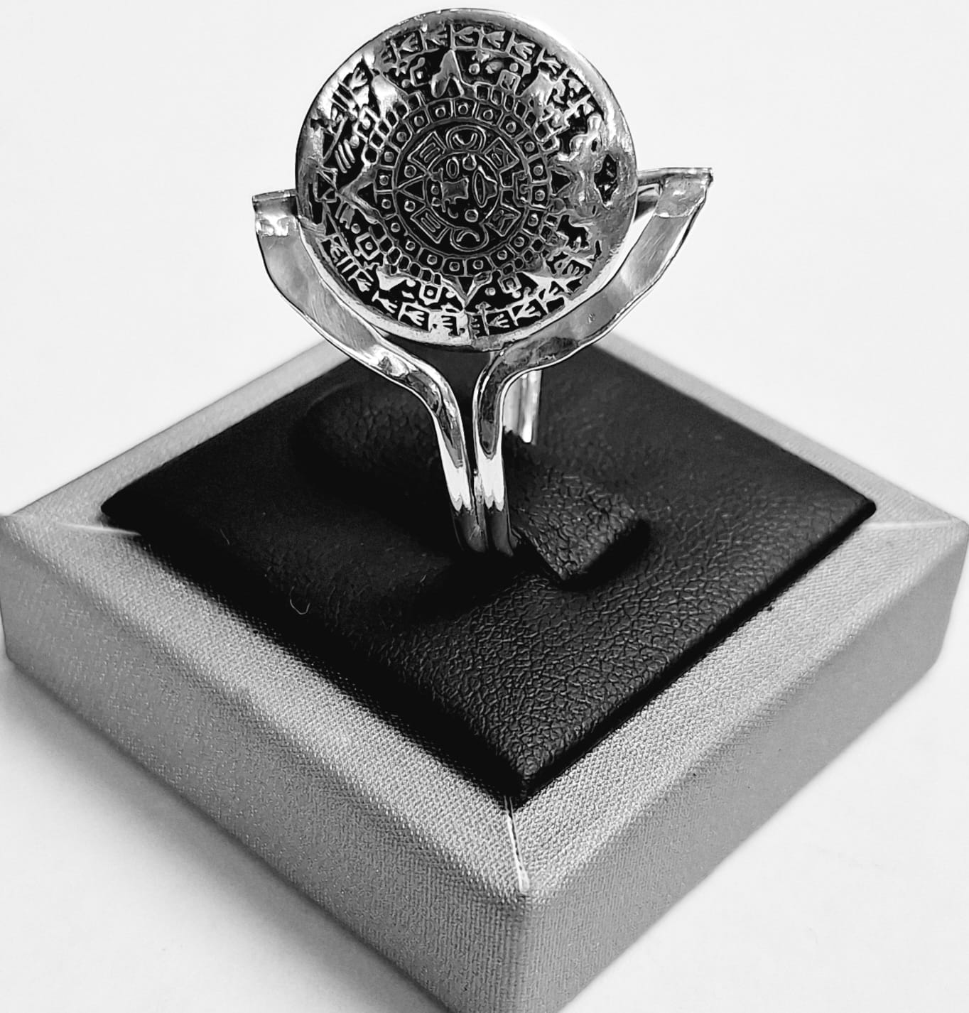 Anillo Calendario Azteca en Plata Ley 925, vista frontal