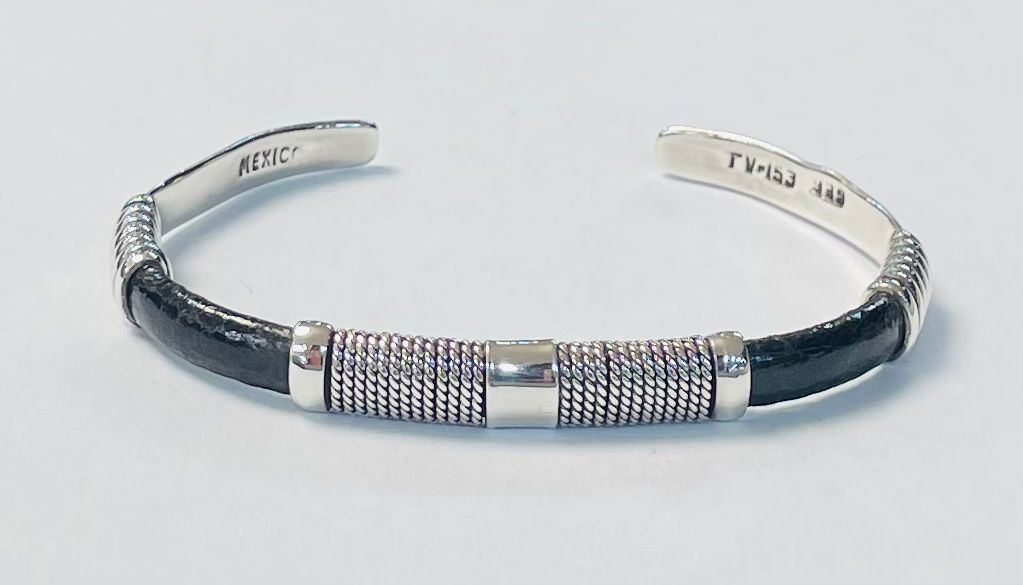 Sello de ley en el interior del brazalete en plata ley 925