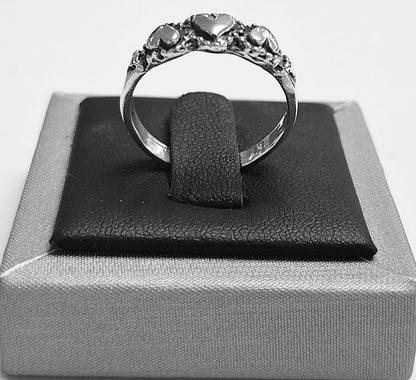 Sello de ley en el interior del anillo de tres corazones en plata ley 925