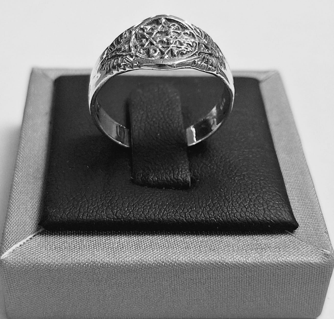 Sello de ley en el interior del anillo de rey salomon en plata