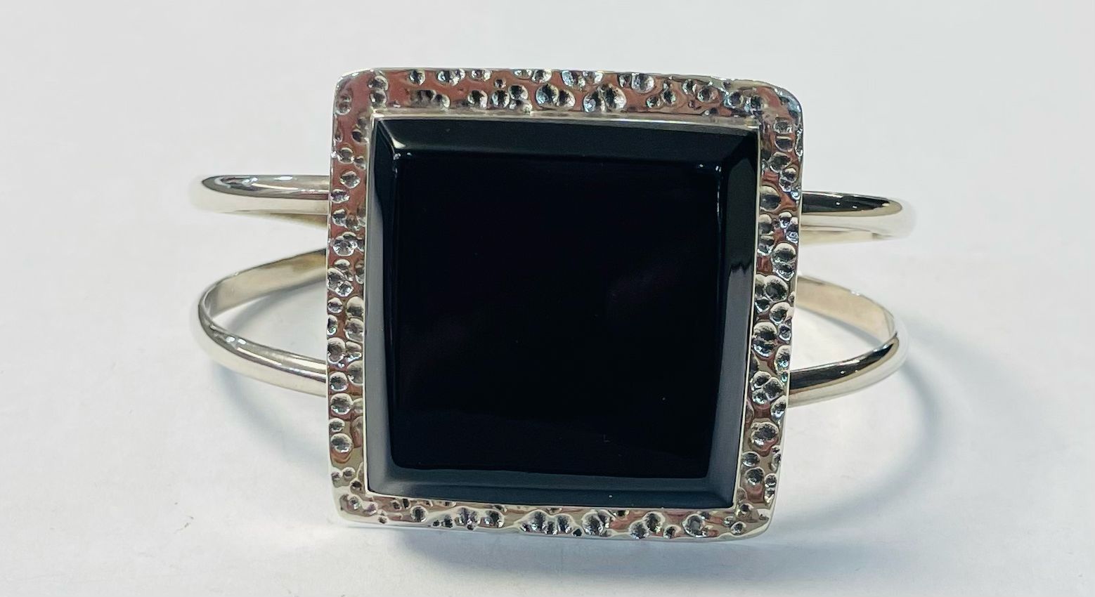 Sello de ley en el interior del brazalete en plata ley 925 con obsidiana