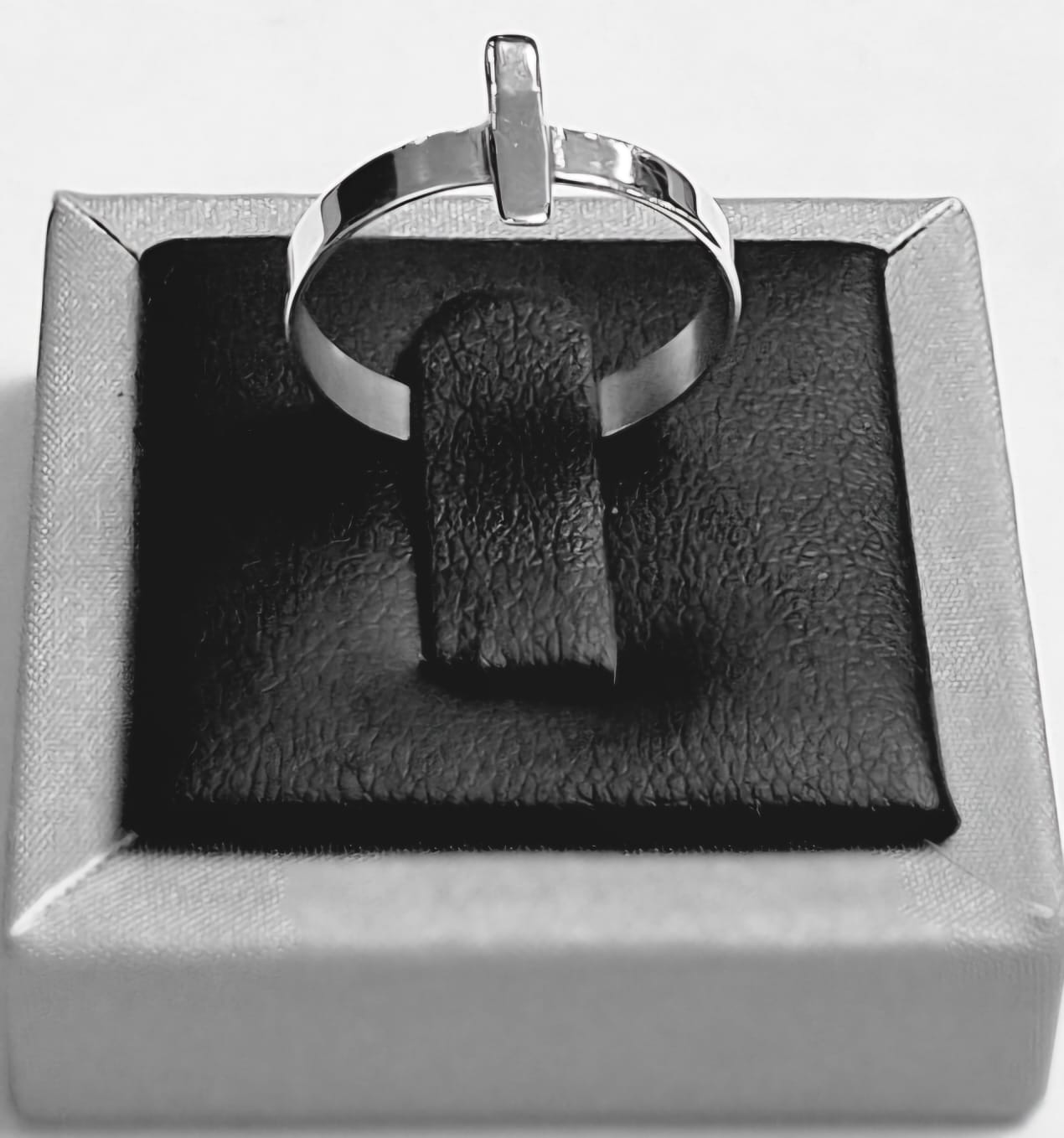 Sello de ley en el interior del anillo cruz en plata ley 925
