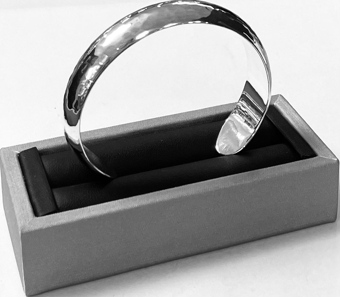 Sello de ley en el interior del brazalete martillado en plata ley 925