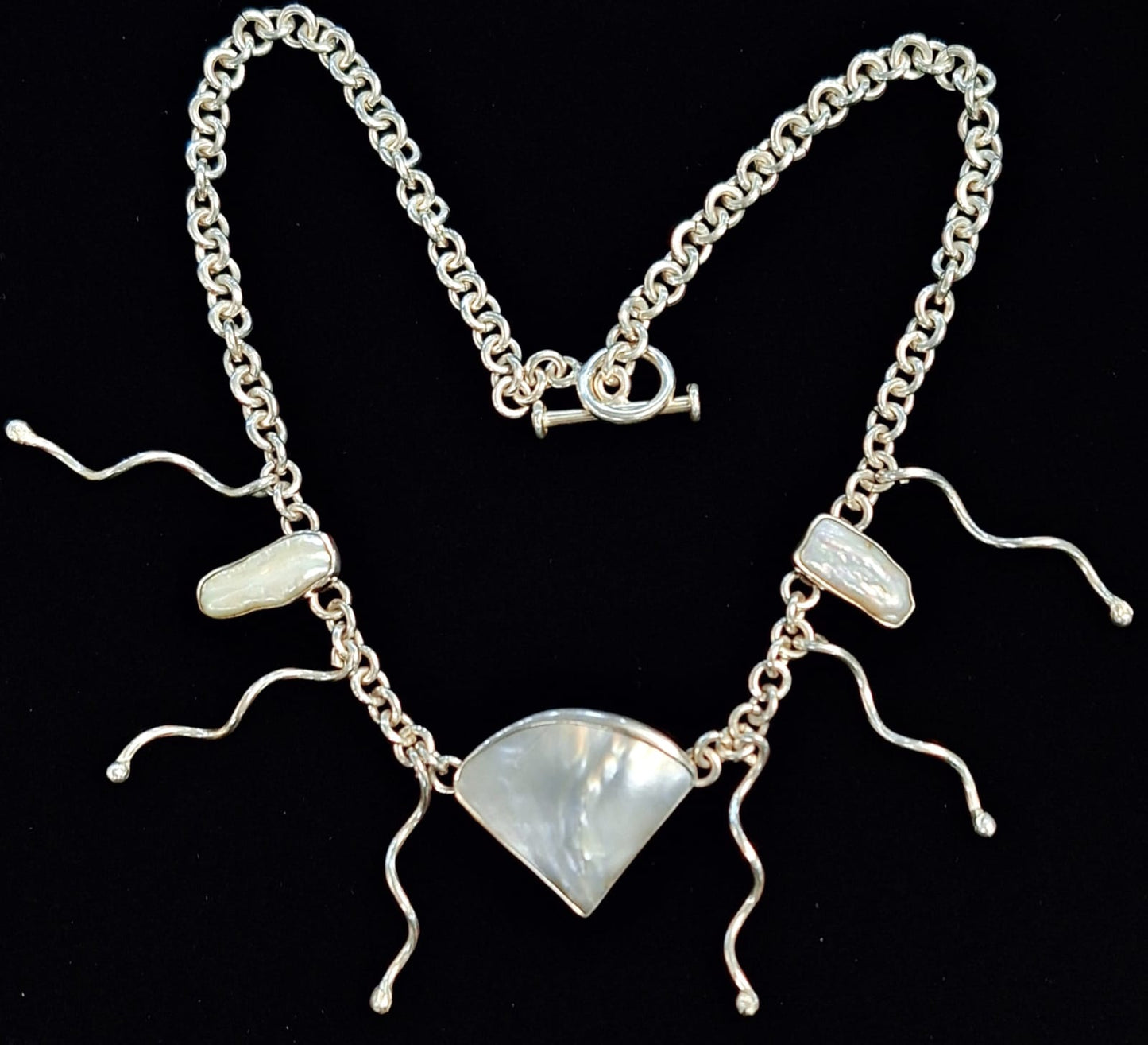 Sello de ley en el interior del collar con incrustaciones de cabujón de nácar en plata ley 925