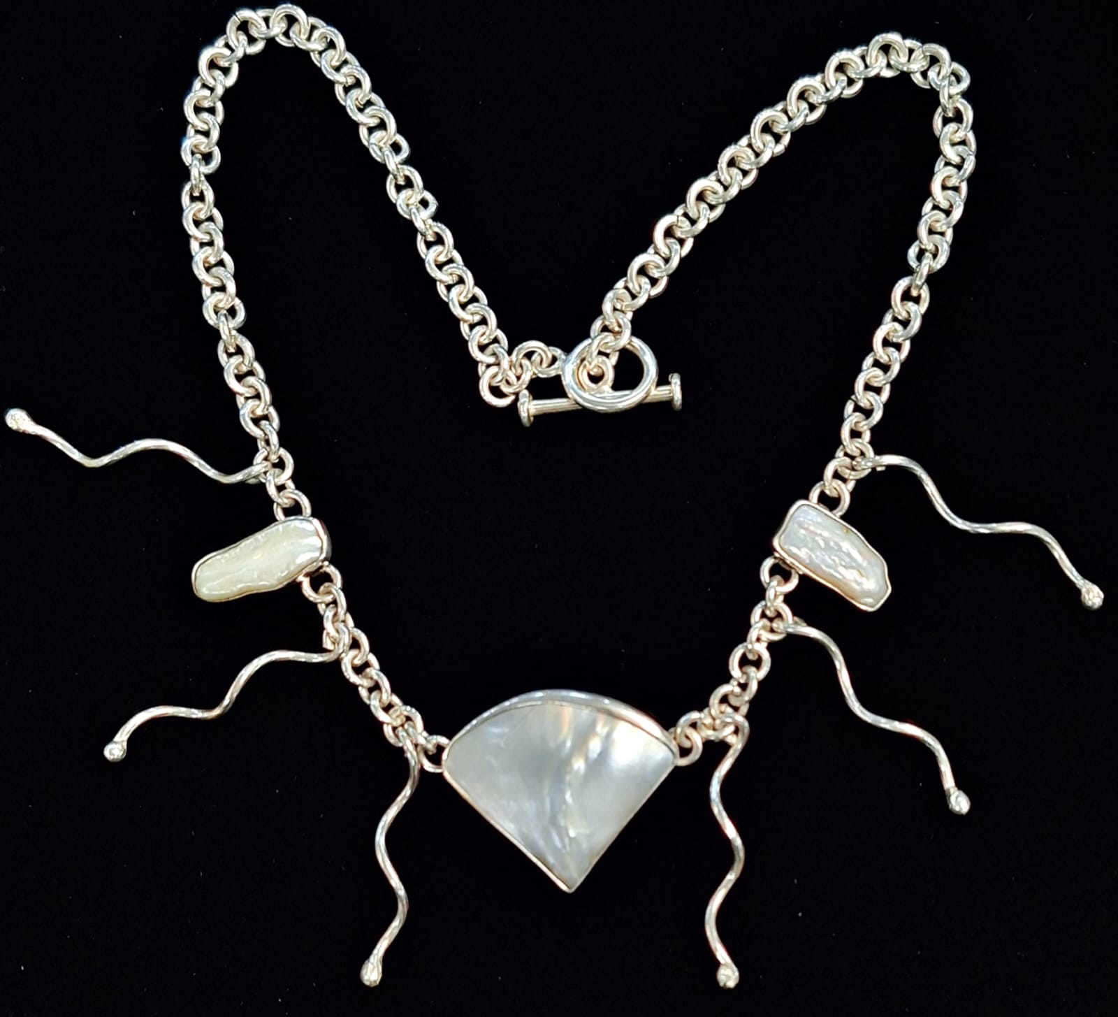 Sello de ley en el interior del collar con incrustaciones de cabujón de nácar en plata ley 925