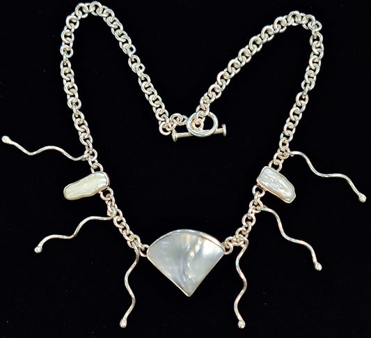 Sello de ley en el interior del collar con incrustaciones de cabujón de nácar en plata ley 925