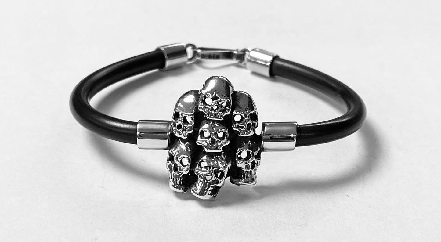 Sello de ley en el interior del brazalete de siete craneos en plata ley 925 con caucho