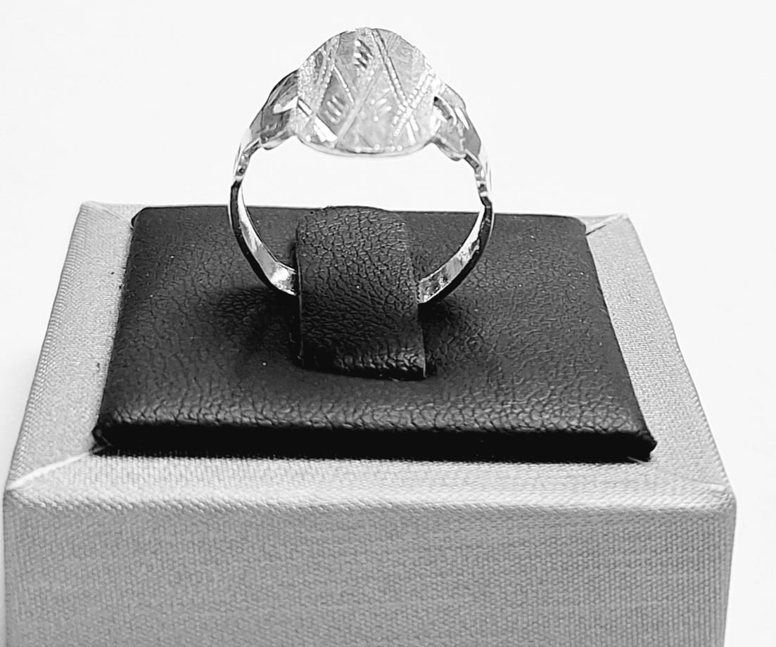 Sello de ley en el interior del anillo diamantada en plata ley 925