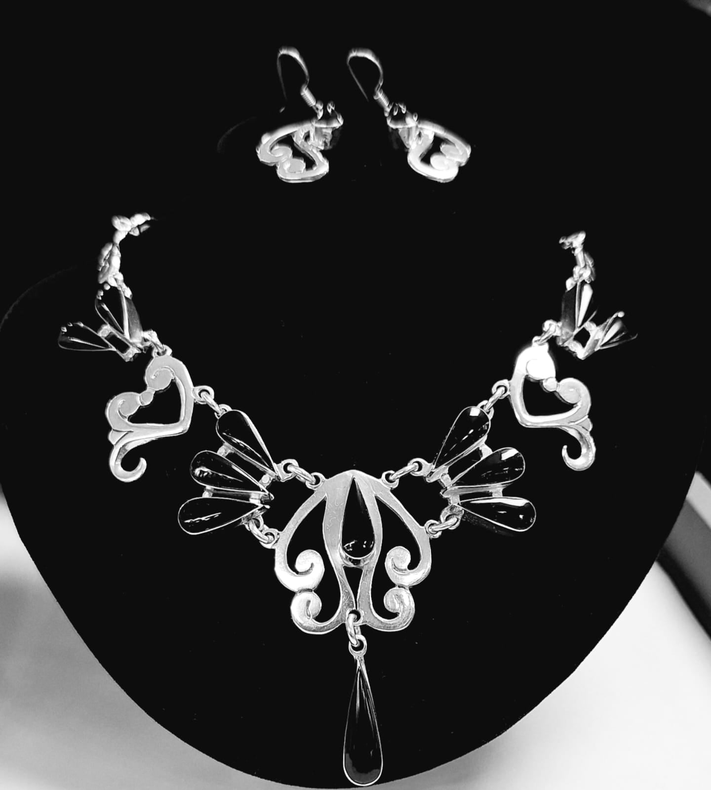 Collar con Incrustaciones de Piedra Obsidiana en Plata Ley 925, vista frontal