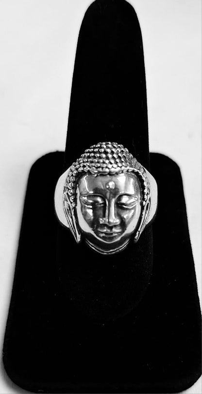 Sello de ley en el interior del anillo cabeza de buda en plata ley 925