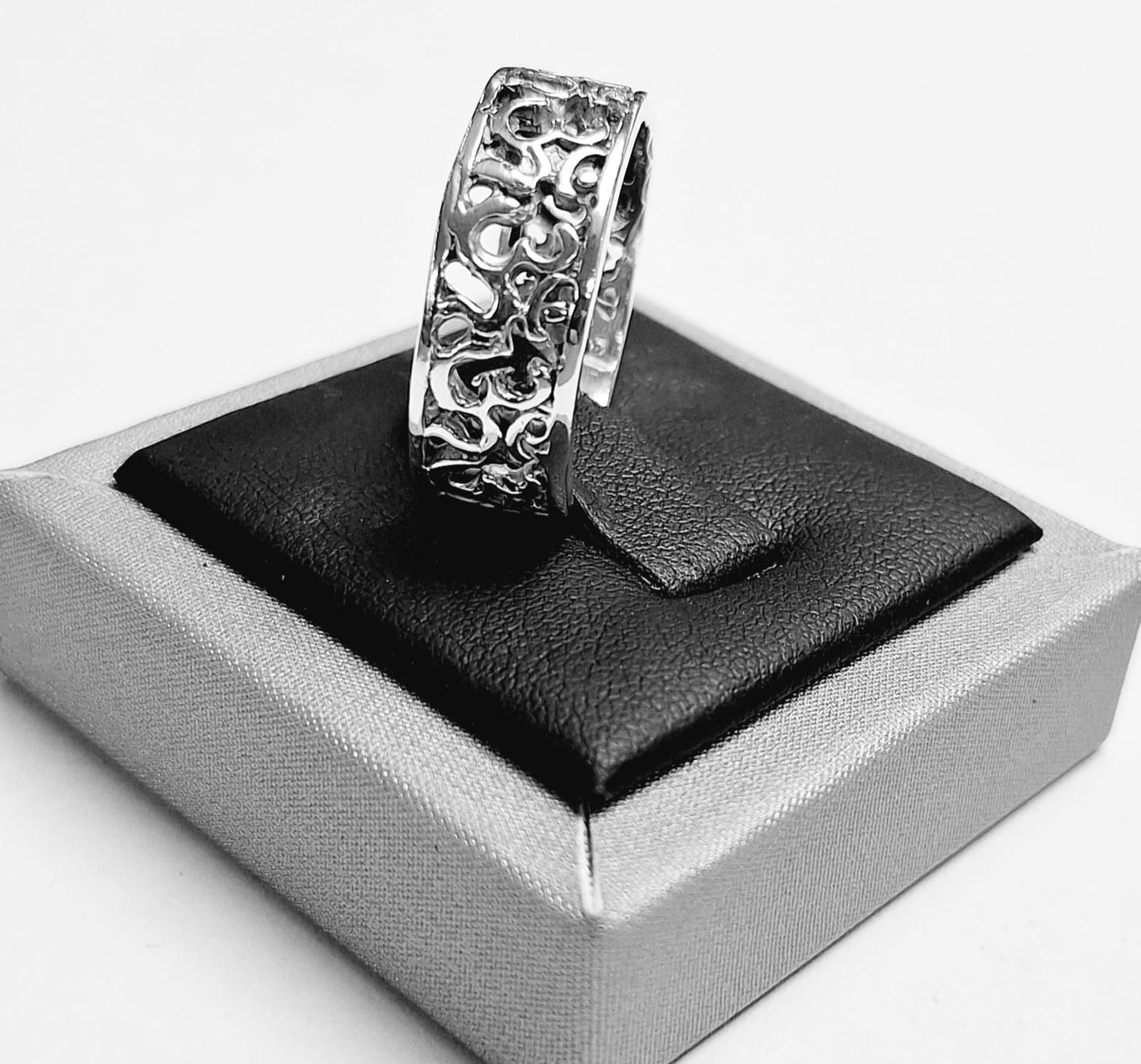 Anillo Simbolo Om en Plata Ley 925, sello de autenticidad Plata Ley .925