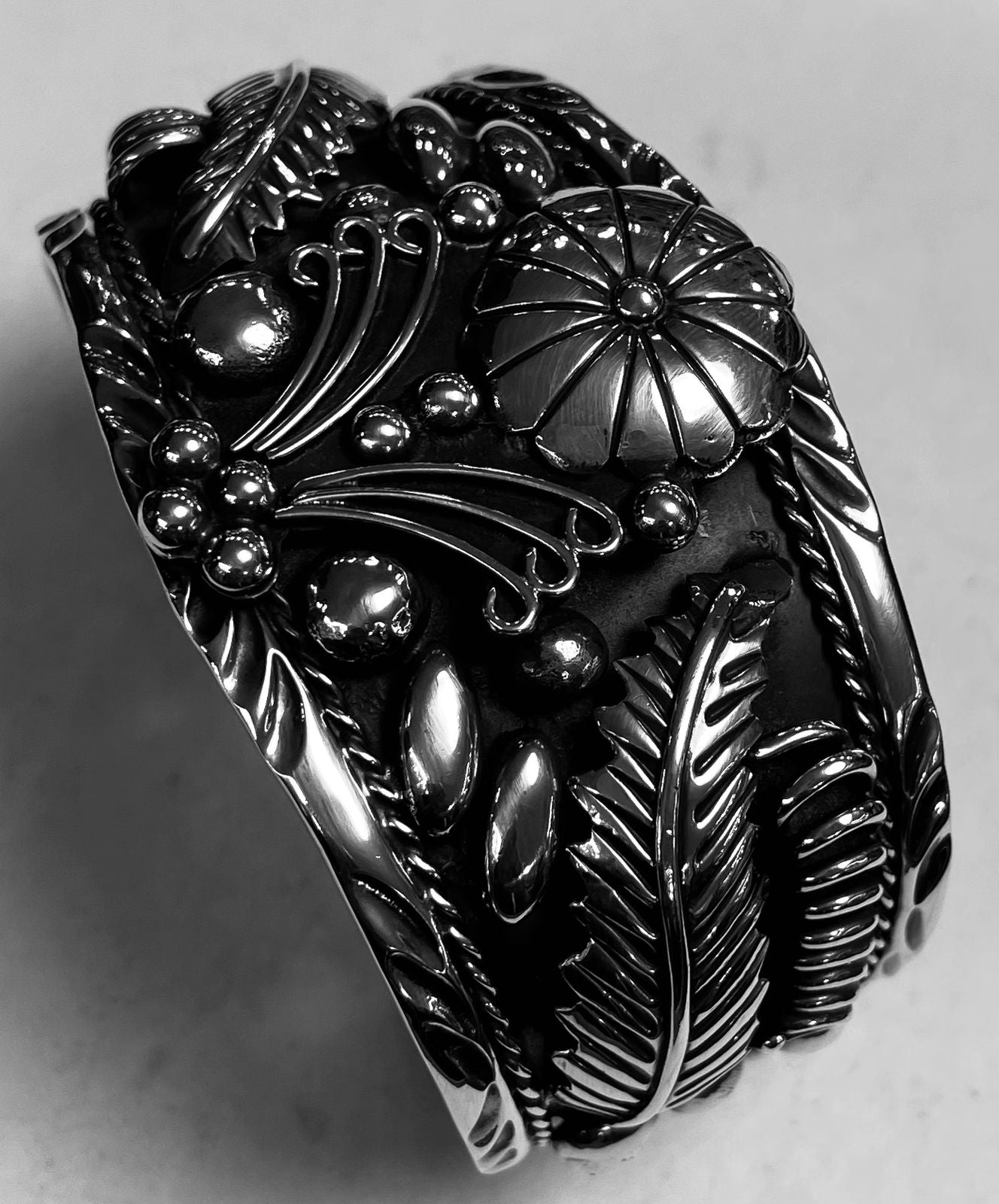 Brazalete Navajo en Plata Ley 950, vista frontal