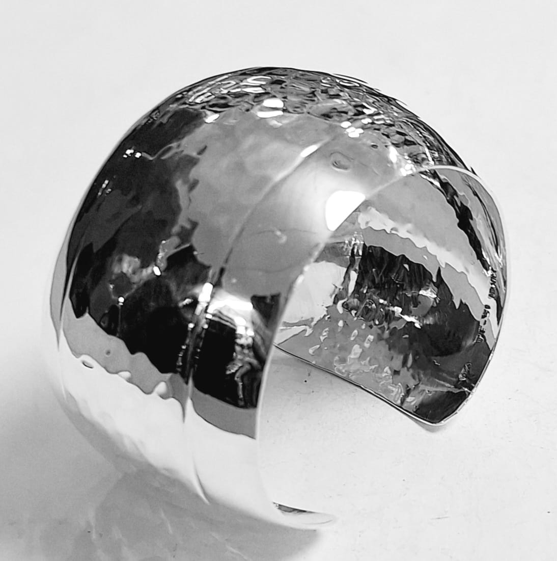 Brazalete Martillado en Plata Ley 925, vista frontal