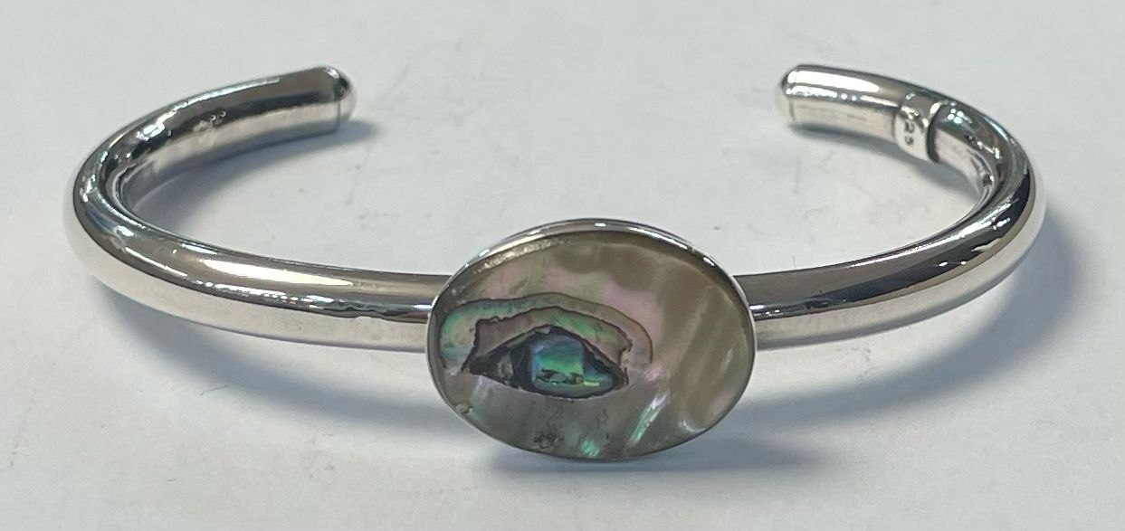 Sello de ley en el interior del brazalete con concha abulon en plata ley 925