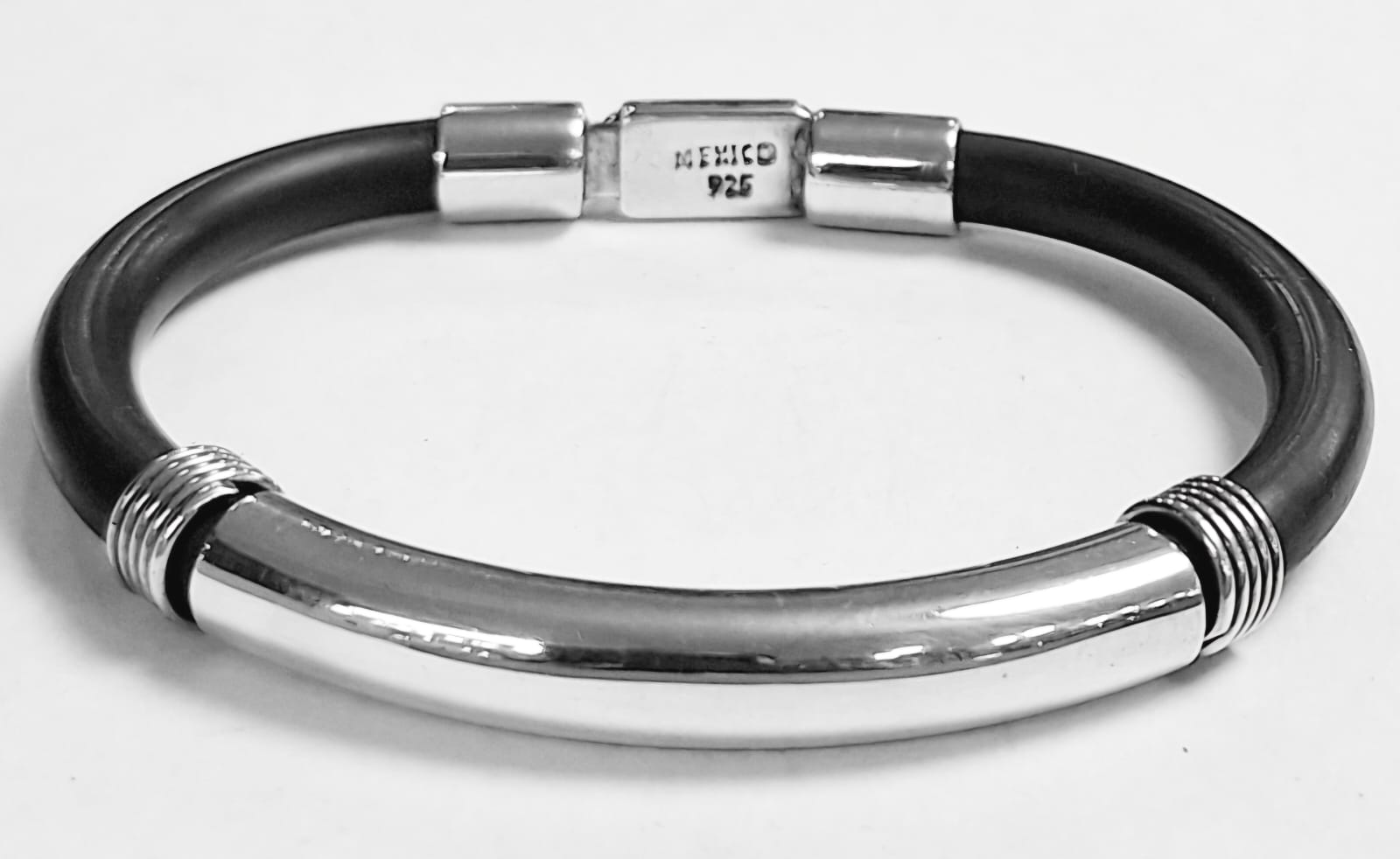 Sello de ley en el interior del brazalete en plata ley 925 con caucho