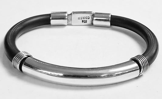 Sello de ley en el interior del brazalete en plata ley 925 con caucho