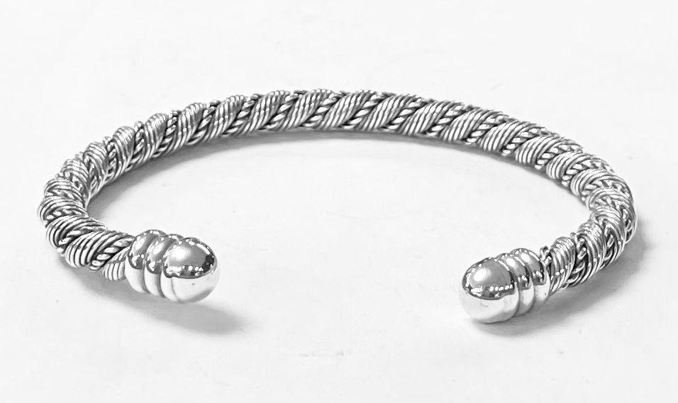 Sello de ley en el interior del brazalete en plata ley 925