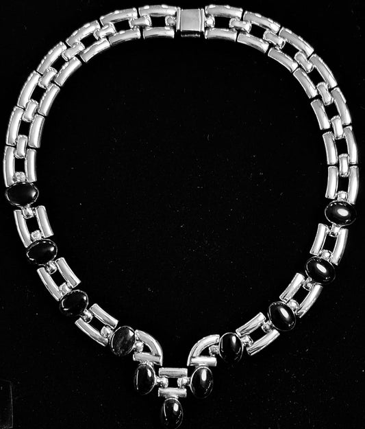 Sello de ley en el interior del collar con incrustaciones obsidiana en plata ley 950