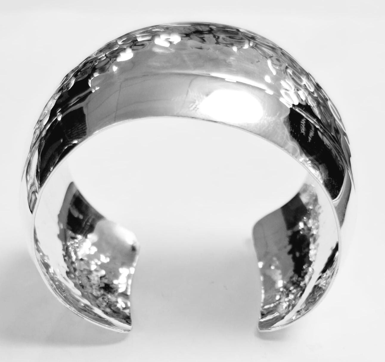 Brazalete Martillado en Plata Ley 925, sello de autenticidad Plata Ley .925