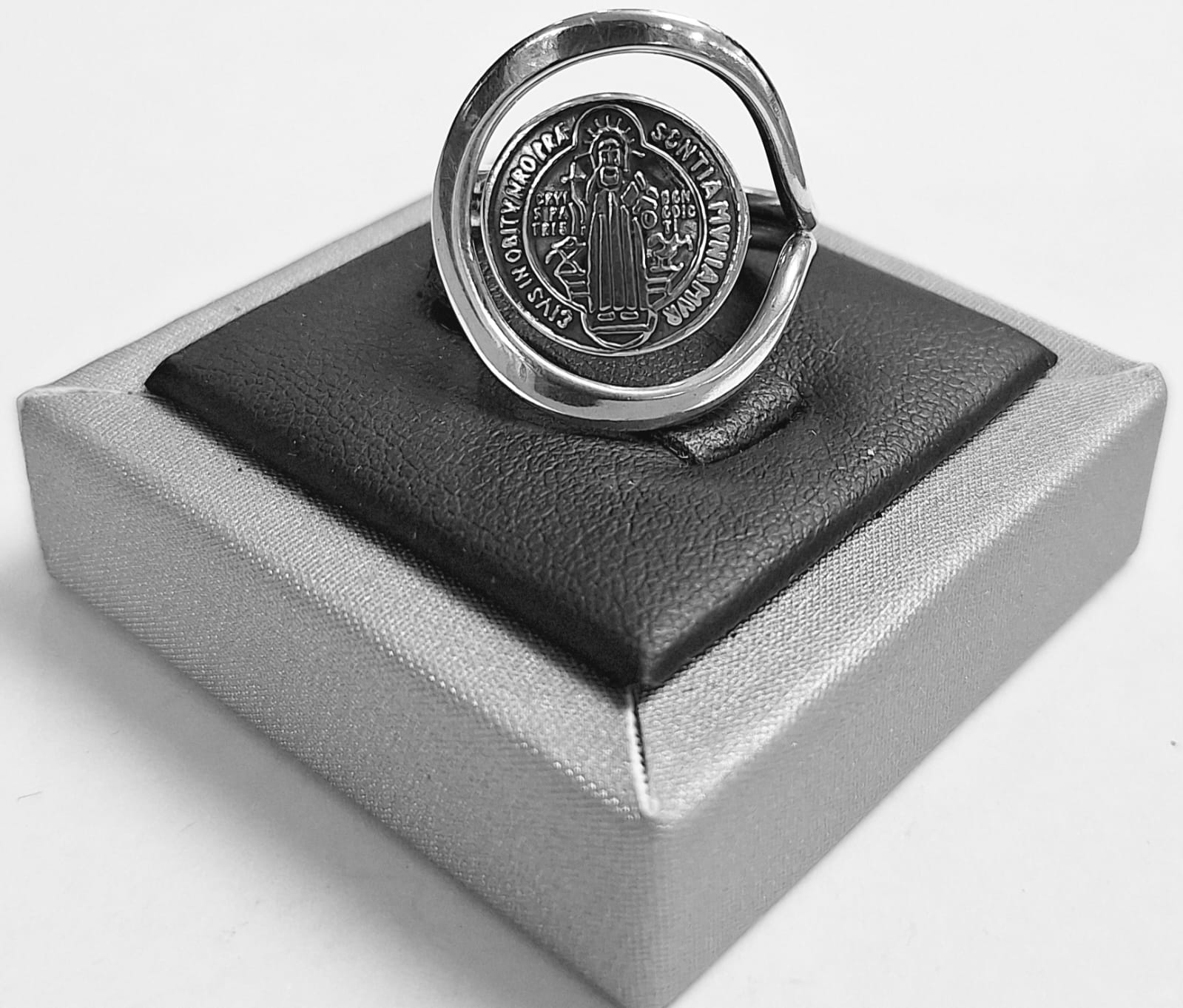 Anillo San Benito en Plata Ley 925, sello de autenticidad Plata Ley .925