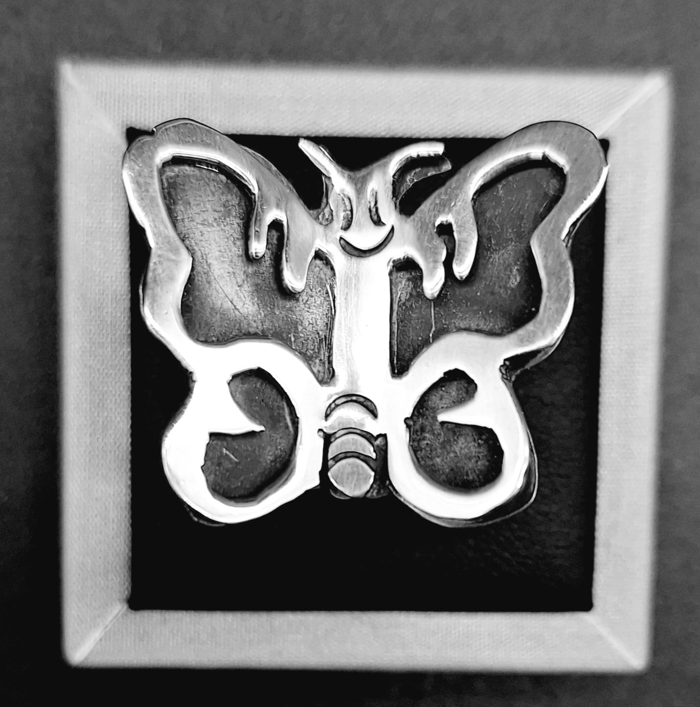 Anillo Plata Ley 925. Mariposa sobre fondo blanco