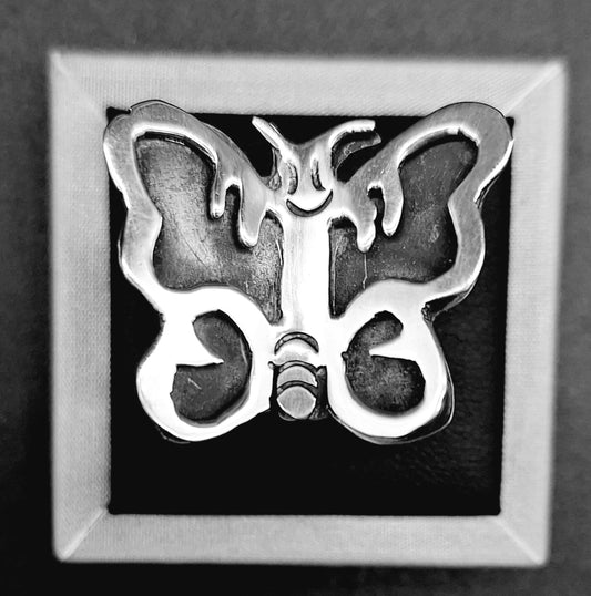 Anillo Plata Ley 925. Mariposa sobre fondo blanco