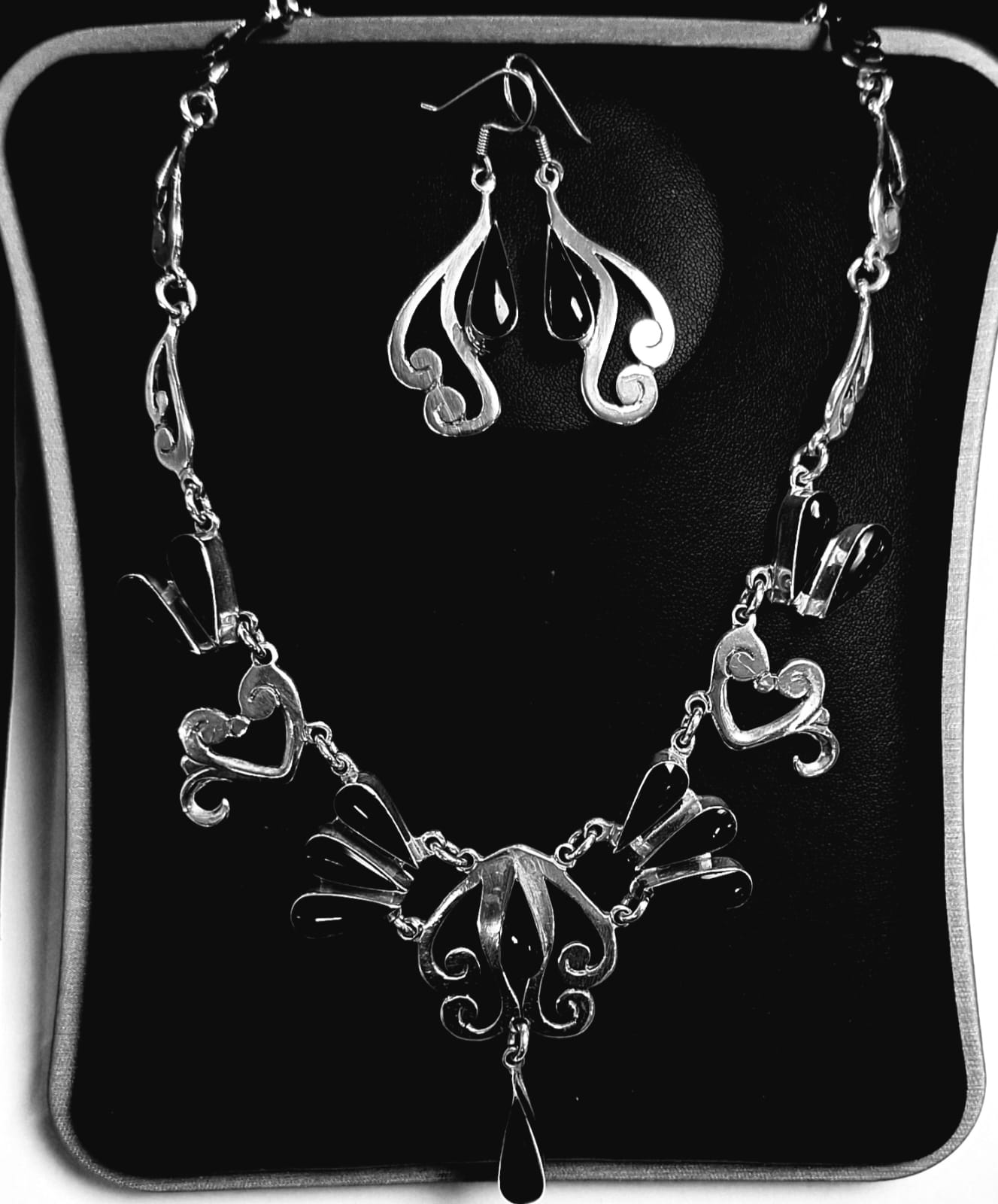 Collar con Incrustaciones de Piedra Obsidiana en Plata Ley 925, sello de autenticidad Plata Ley .925