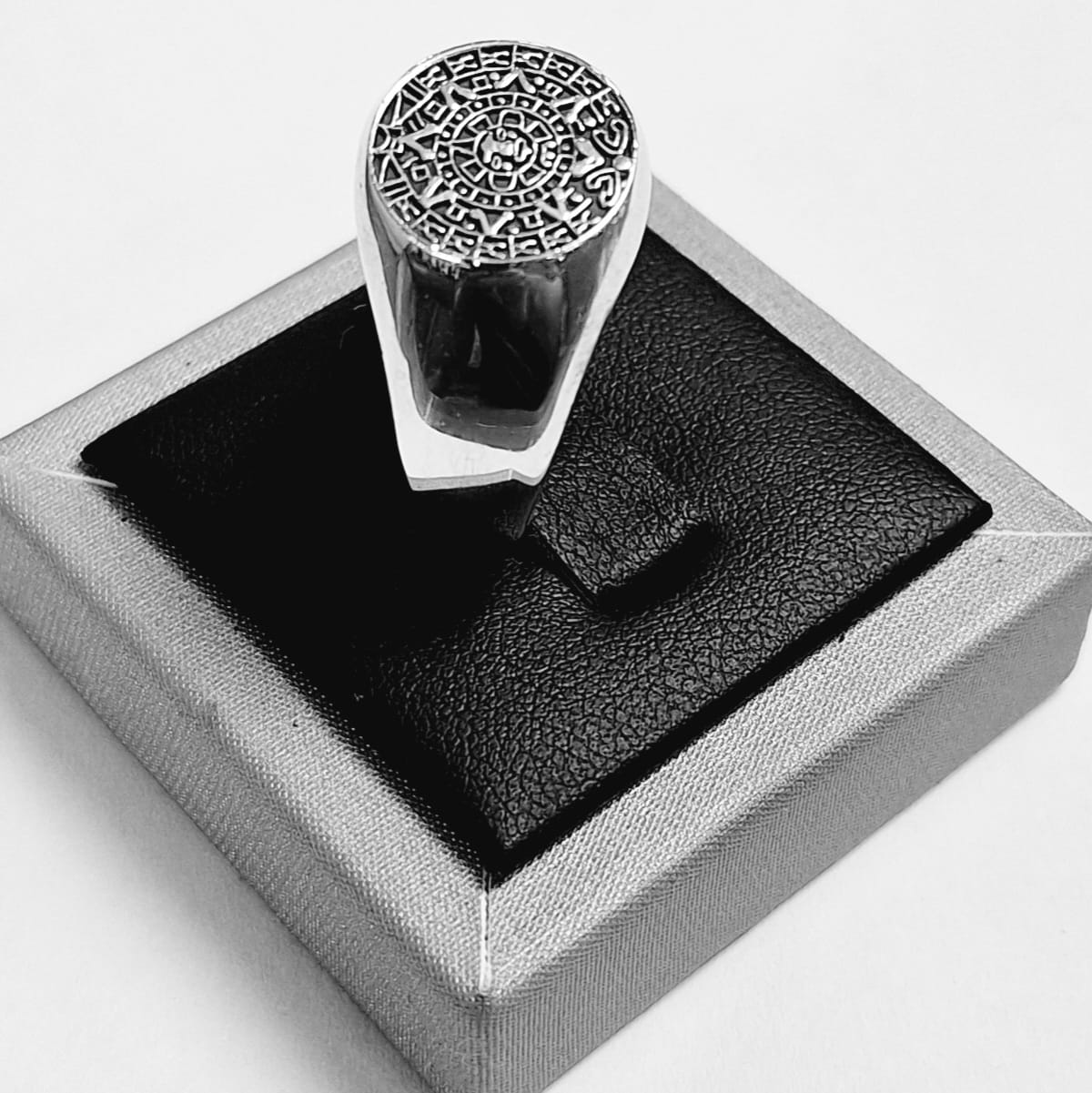 Anillo Calendario Azteca en Ley Plata 925, vista frontal