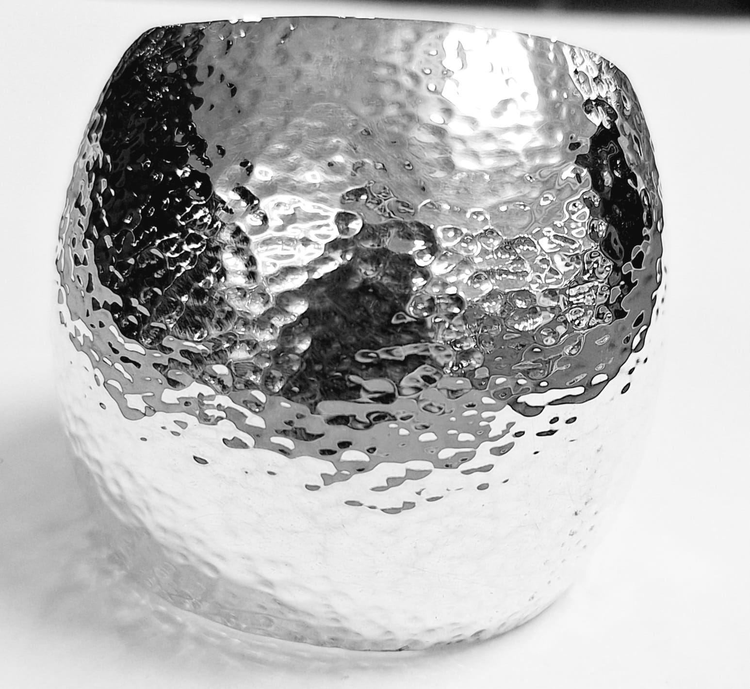 Sello de ley en el interior del brazalete martillado en plata ley 925