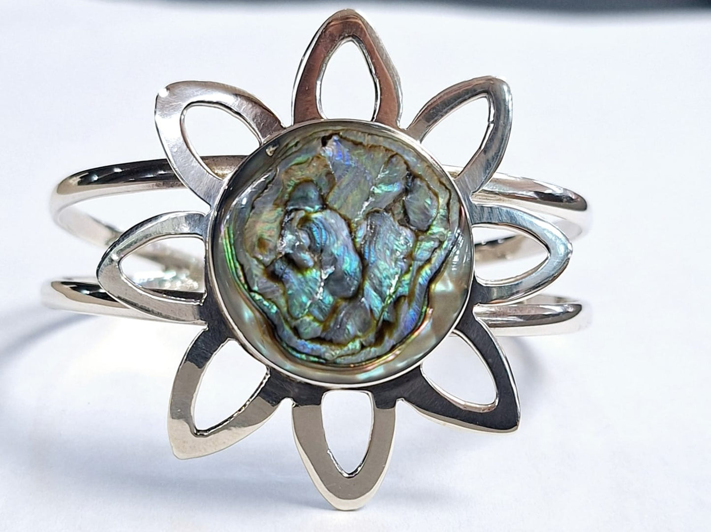 Sello de ley en el interior del brazalete con concha de abulon en plata ley 925