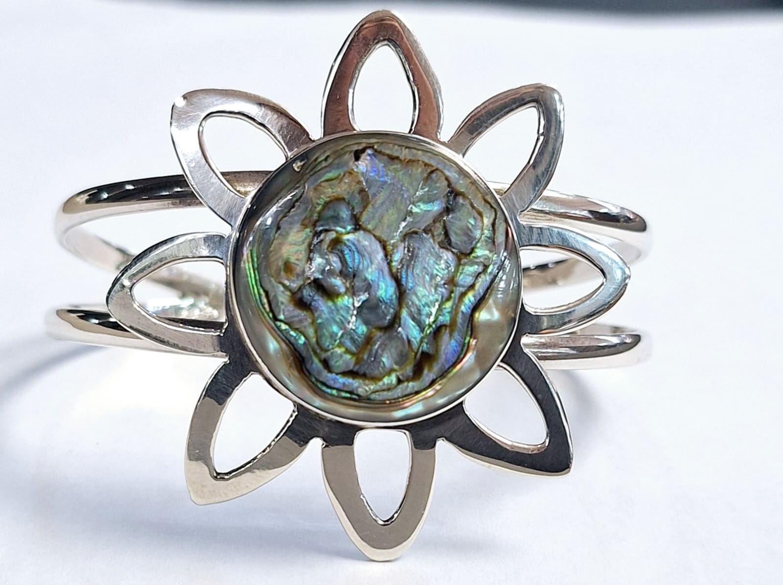 Sello de ley en el interior del brazalete con concha de abulon en plata ley 925